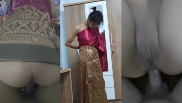จับสาวไทยเย็ดคาชุดไทย เด็ดชิบหายซอยหีท่าหมากะเด้าไม่ยั้งเย็ดโคตรเสียวเลยเห็นแล้วเงี่ยนจริงๆหีโคตรฟิตเข้าสุดออกสุดซอยซะเสียวไปหมดเลย